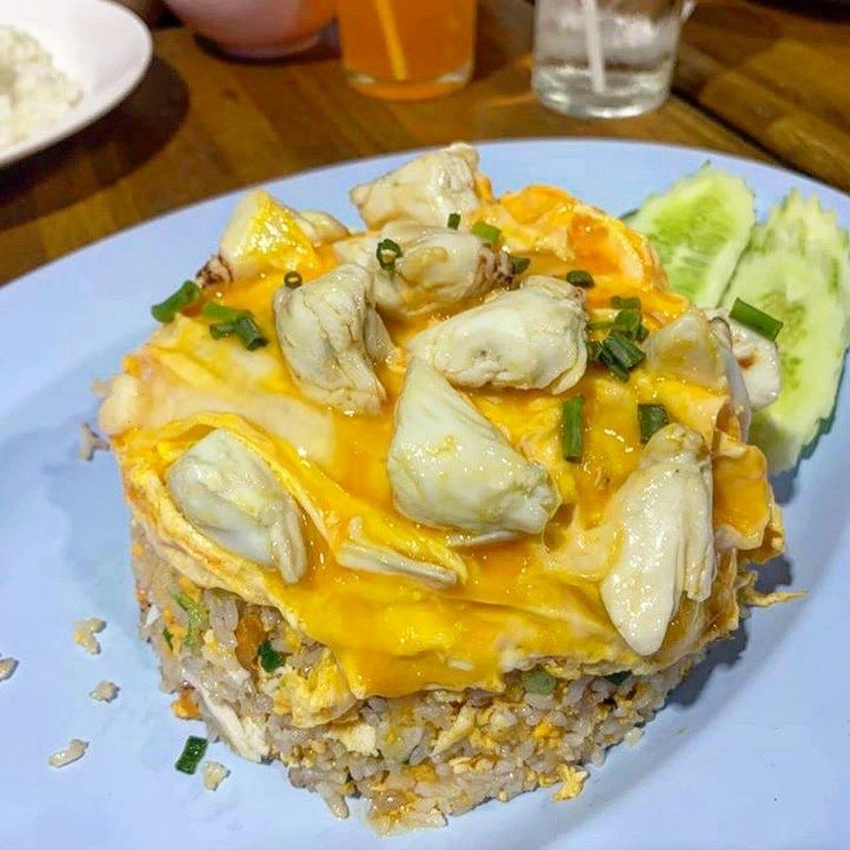 This Spot In Bangkok Serves Mouthwatering Crab Meat & Omelette Fried