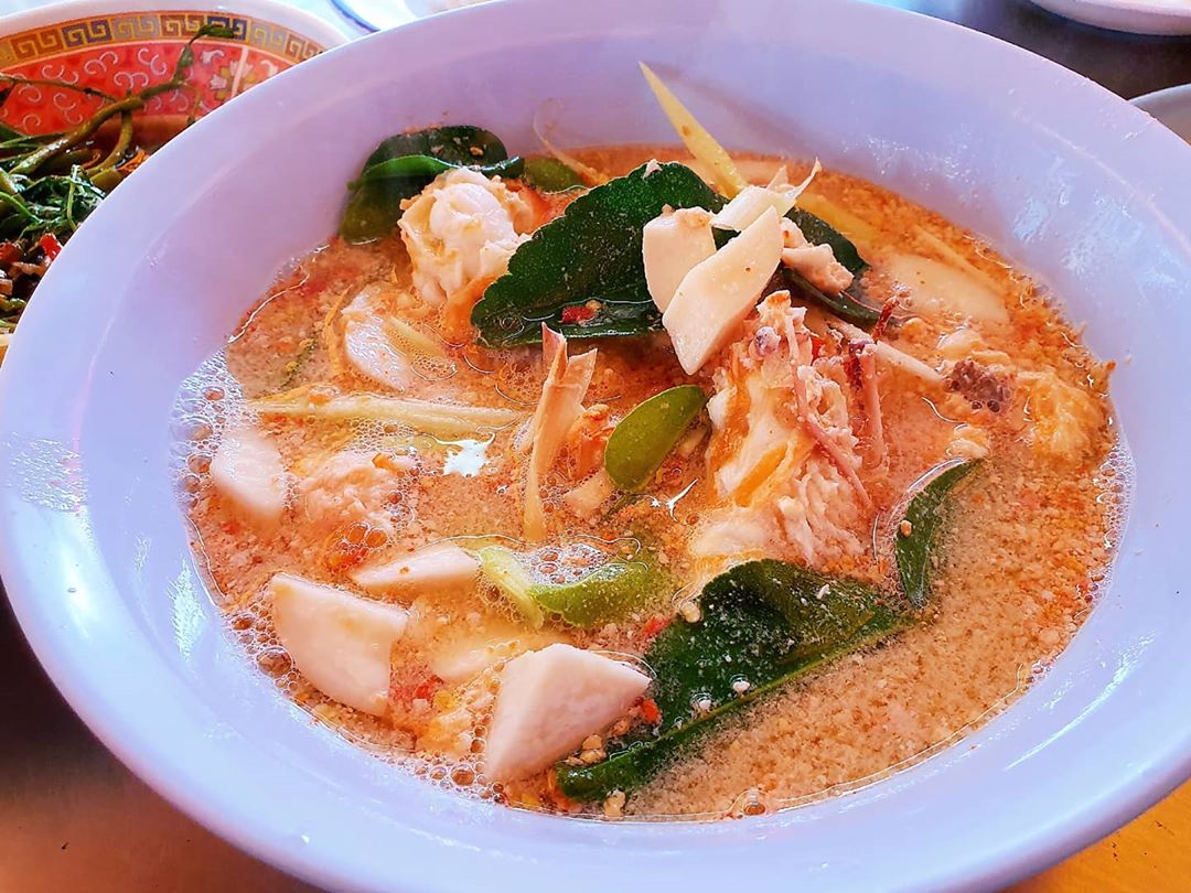 A purple bowl of Red and creamy Tom Yum Kung