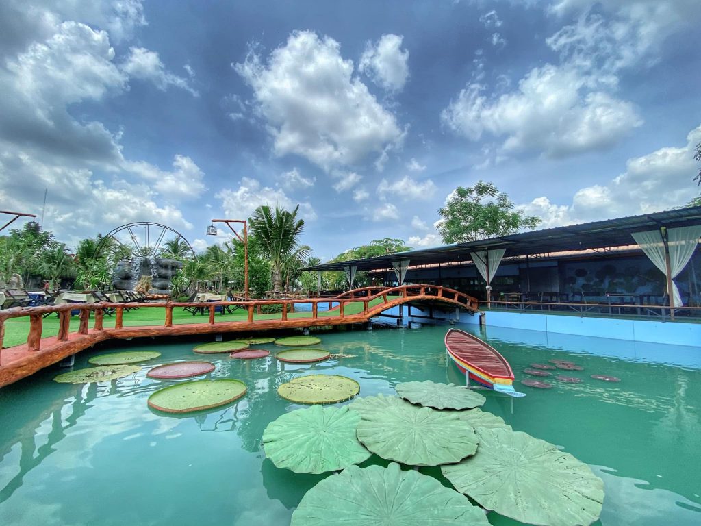 This Restaurant In Chiang Mai Is In A Crocodile Head And Is Surrounded 