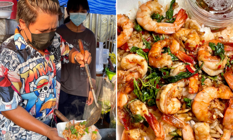 Photo of This Stall In Bangkok Sells Thai Basil Rice Loaded With Shrimps For Only 40 Baht